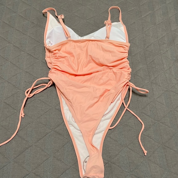 ⭐️ High cut One Piece Swimsuit 🩱 - Picture 5 of 5